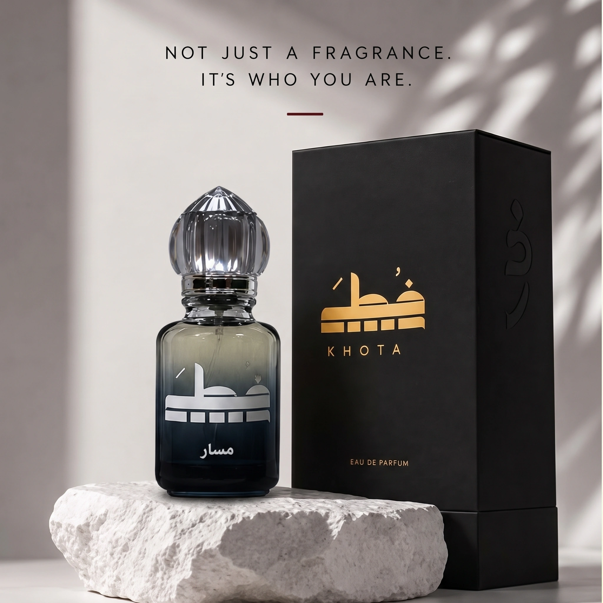 عطر مسار من خطى مع علبته السوداء بشعار ذهبي